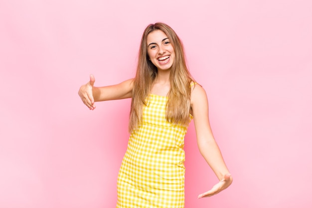 Mujer rubia que parece feliz, arrogante, orgullosa y satisfecha de sí misma