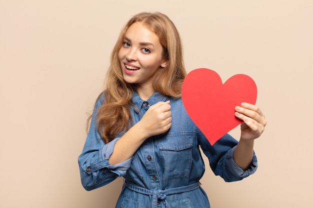 Mujer rubia que se siente feliz, positiva y exitosa, motivada cuando enfrenta un desafío o celebra buenos resultados.