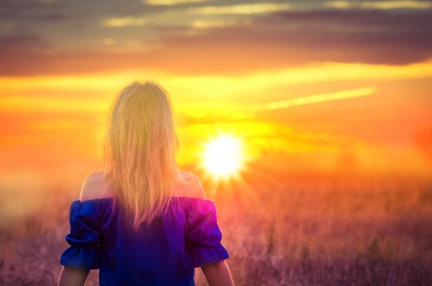 Foto mujer rubia romántica en campo de trigo al atardecer hermosa mujer caminando en campos dorados lugar vacío para texto