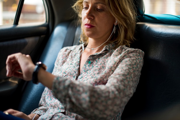 Mujer rubia sentada en un taxi