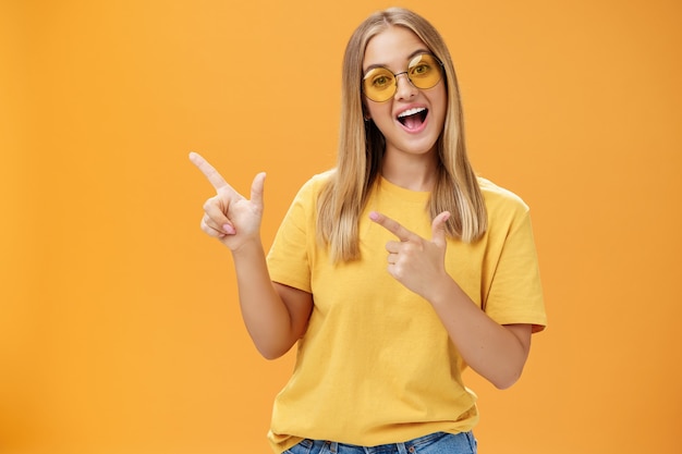 Mujer rubia sobre amarillo