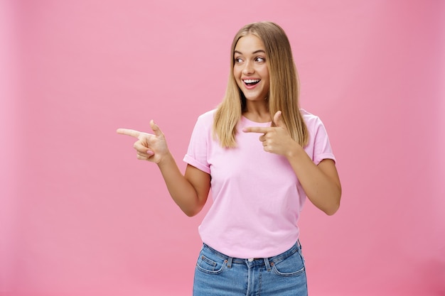 Mujer rubia sobre rosa