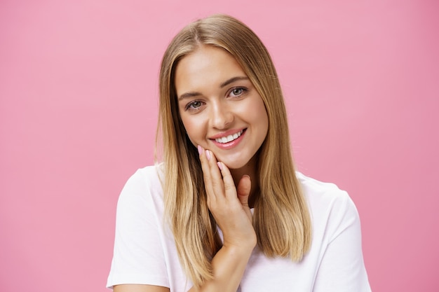 Mujer rubia sobre rosa