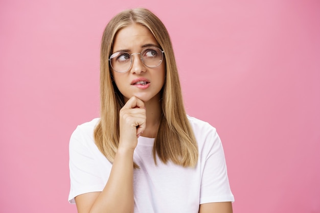 Mujer rubia sobre rosa