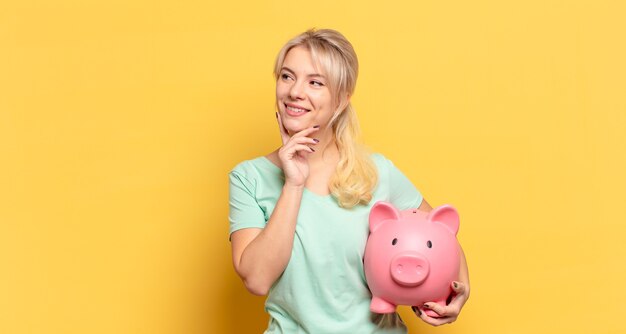 Mujer rubia sonriendo felizmente y soñando despierto o dudando, mirando hacia el lado