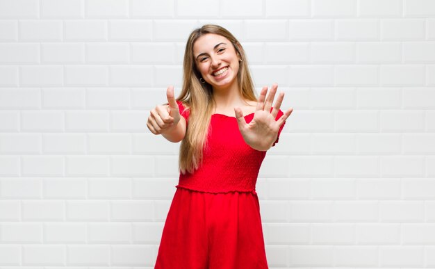 Mujer rubia sonriendo y mirando amigable