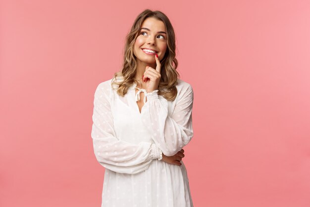 Mujer rubia sonriente agradable y atractiva con cabello ondulado corto y rubio