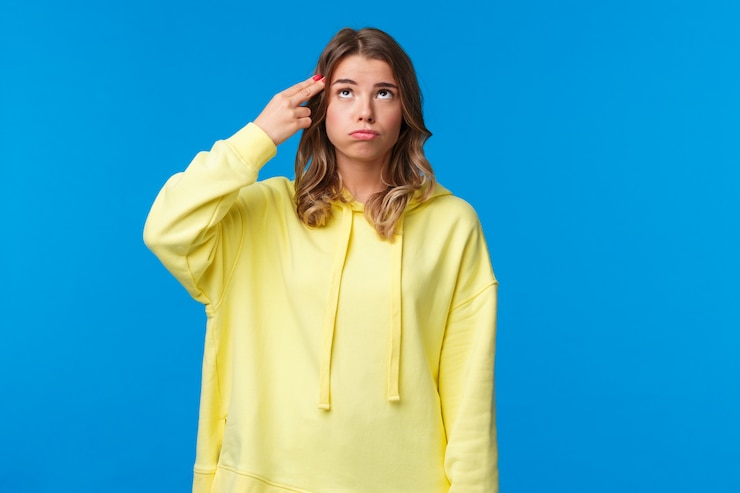 Foto mujer rubia en una sudadera amarilla