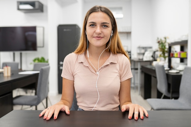 Mujer rubia telemarketer que trabaja en la oficina