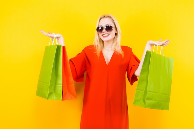 Mujer rubia vestida con bolsos