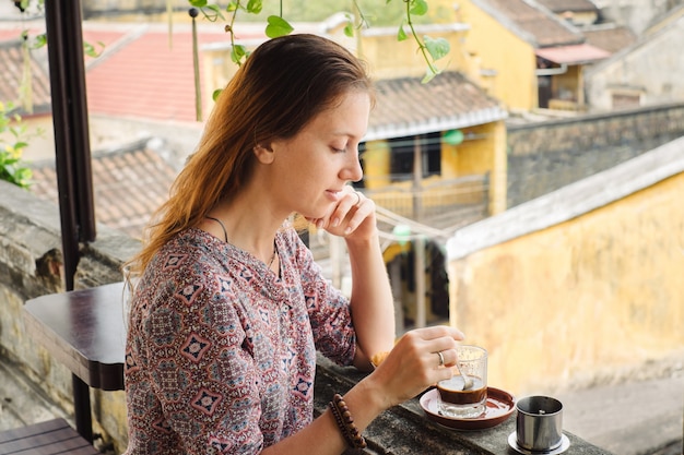 Mujer sabe café vietnamita