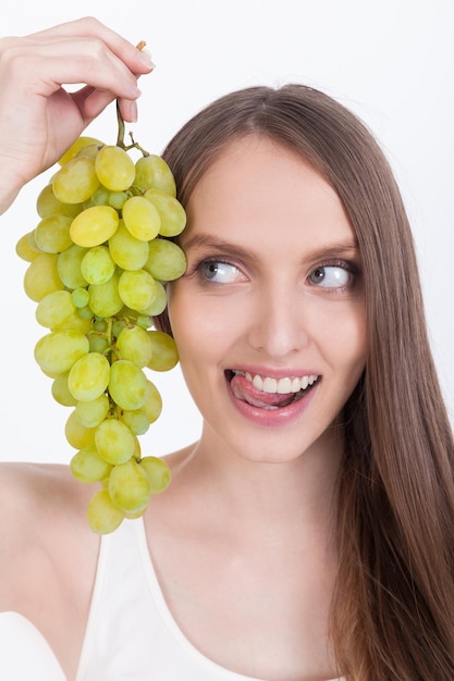 Foto mujer, con, sacado, lengua, y, uvas