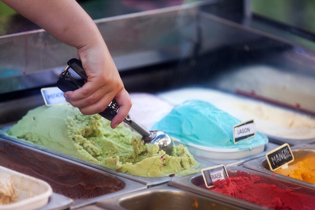 Mujer sacando helado