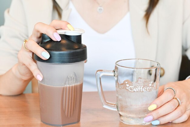 Foto mujer sacude café para beber bebidas saludables