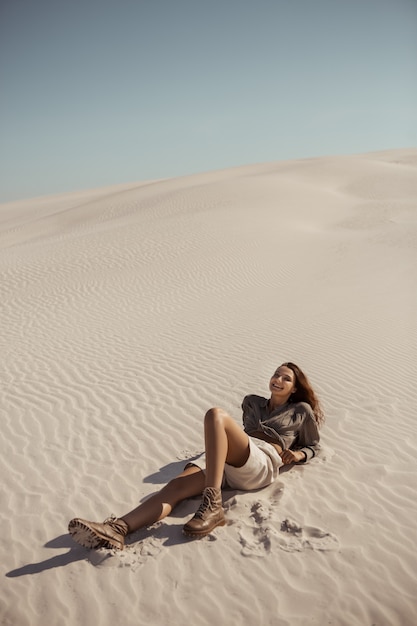 Mujer de safari en el desierto al aire libre dunas en el fondo