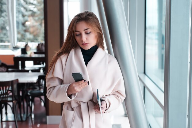 Mujer en la sala de espera del aeropuerto internacional.