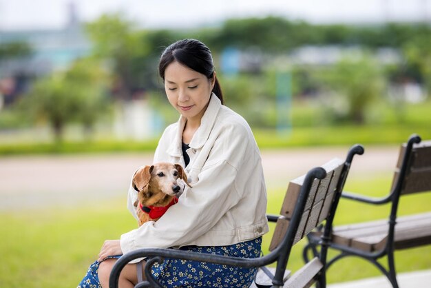 Una mujer sale con su perro al parque.