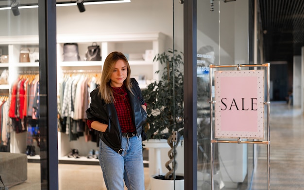 Mujer saliendo de una tienda de ropa