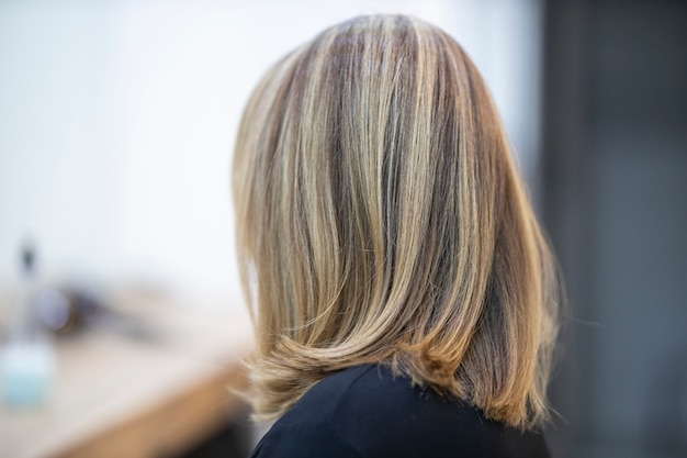 Una mujer en el salón de belleza