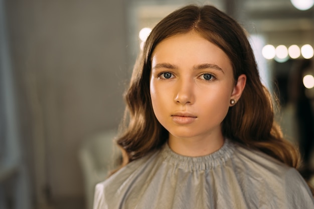 mujer en el salón de maquillaje