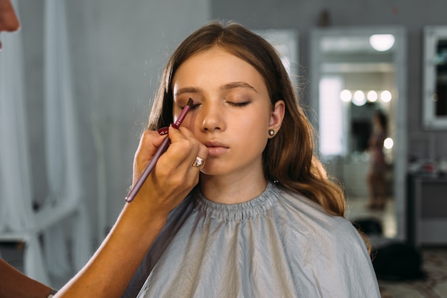 mujer en el salón de maquillaje