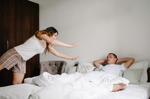 Una mujer salta sobre su marido para abrazarlo.