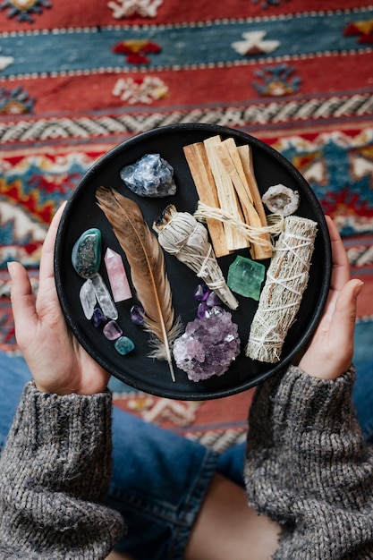 Foto mujer con salvia y cristales listos para manchar