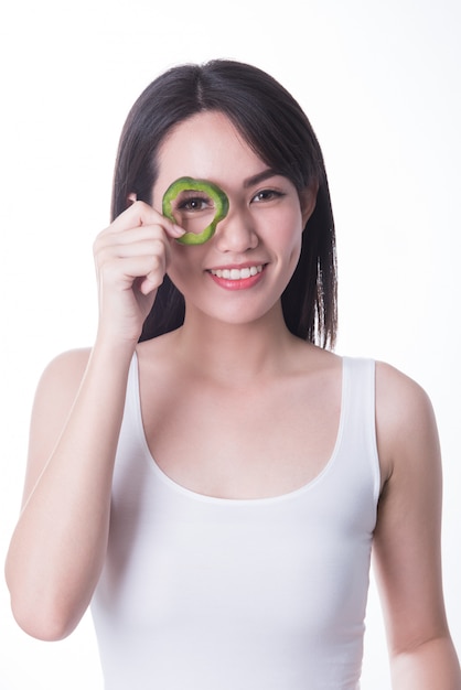 Mujer sana de Asia con la ensalada aislada en el fondo blanco