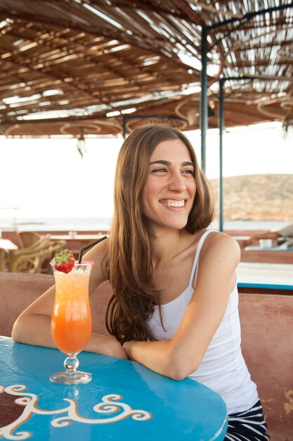 Mujer sana bebiendo un batido de frutas naturales