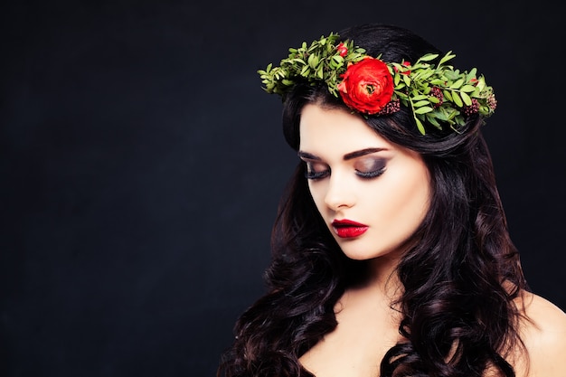 Mujer sana con corona de flores en la pared oscura con Copyspace para texto