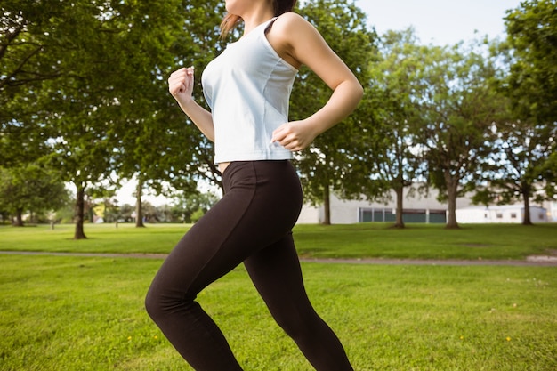 Mujer sana para correr en el parque