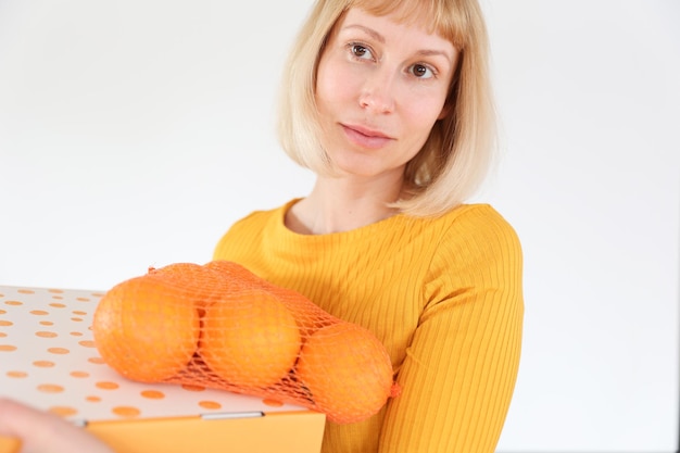 Mujer sana divertida con naranjas. Dieta y alimentación saludable