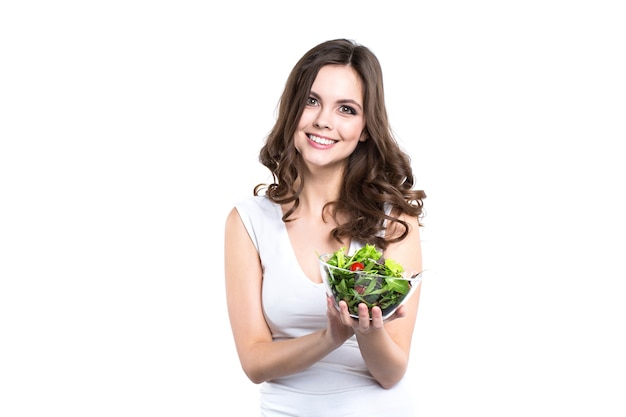 Mujer sana feliz con ensalada aislado. Estilo de vida saludable.