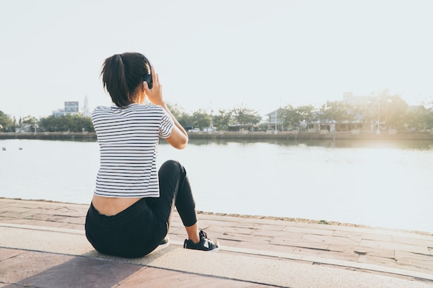 Mujer sana parada para descansar después de correr y trotar