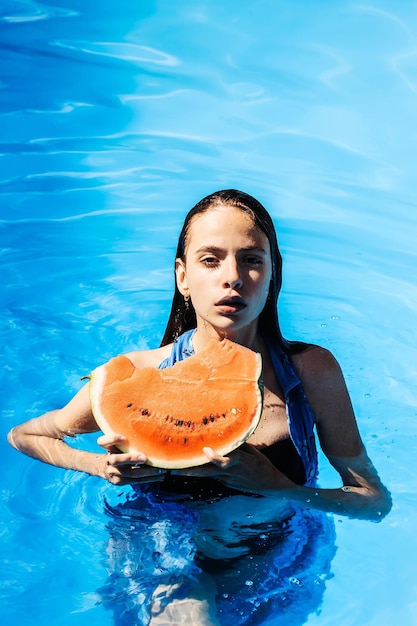 mujer, con, sandía, en, piscina