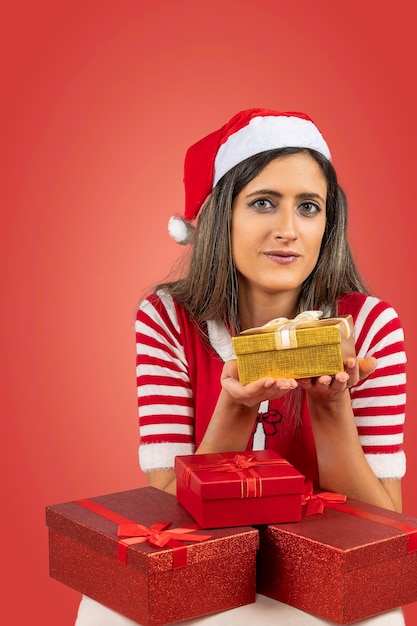 Foto mujer de santa con regalos