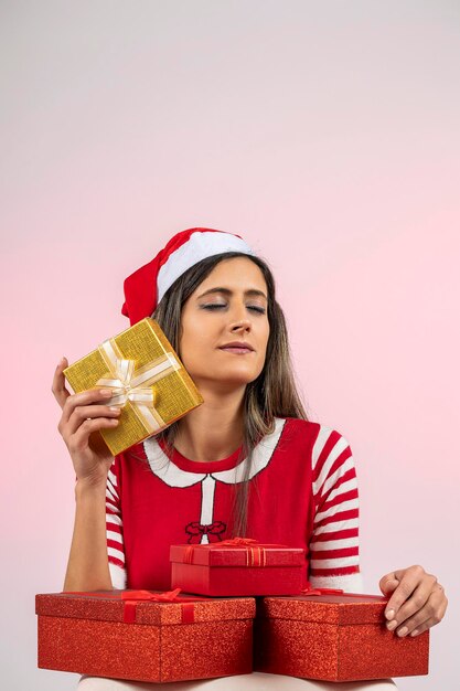 Foto mujer de santa con regalos