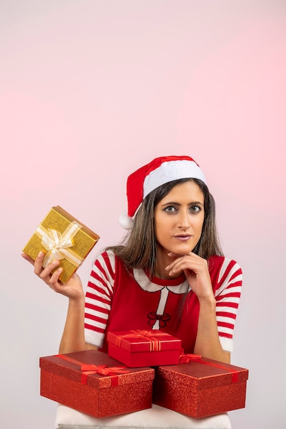 Foto mujer de santa con regalos