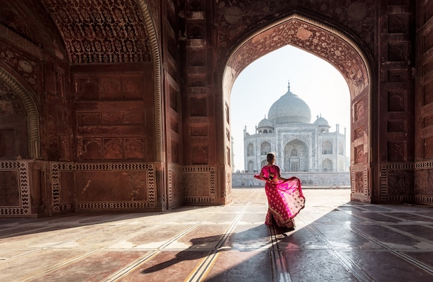 Mujer en sari rojo / sari en el Taj Mahal, Agra, Uttar Pradesh, India