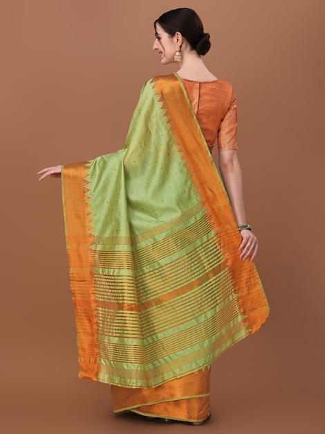 Una mujer con un sari verde y naranja.
