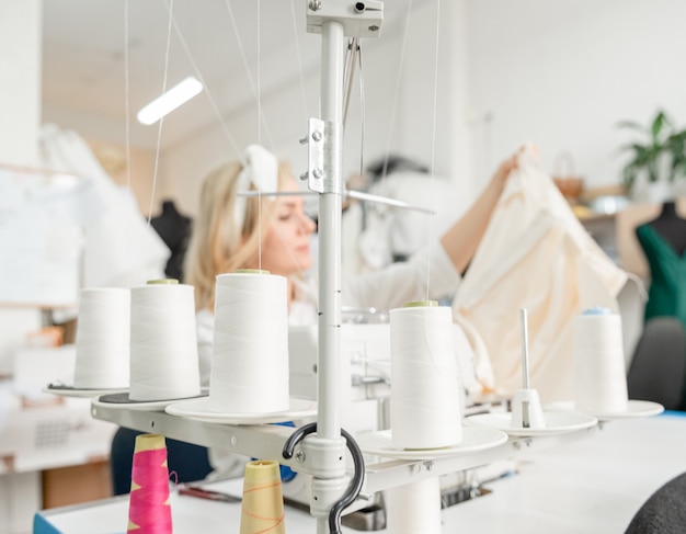 Mujer sastre que trabaja en la fábrica de costura