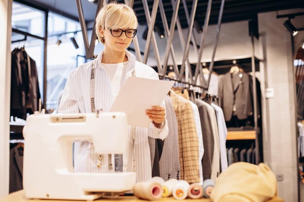 Mujer sastre trabajando en una tela