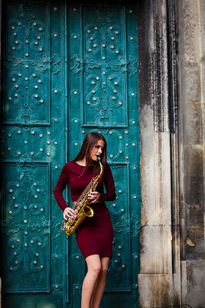 mujer con saxofón en la calle