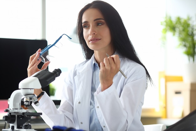 Mujer sciense chmist retrato aganist química