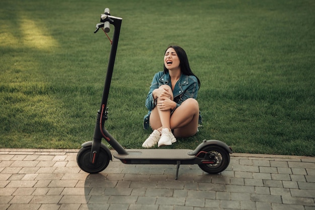 Mujer con scooter eléctrico en las calles de la ciudad