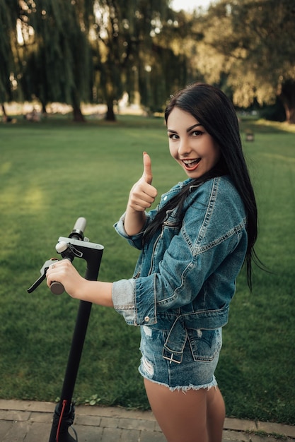 Mujer con scooter eléctrico en las calles de la ciudad