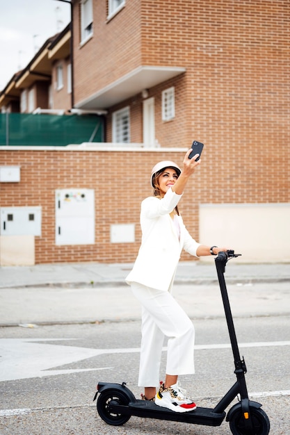 mujer, scooter eléctrico, toma, un, selfie