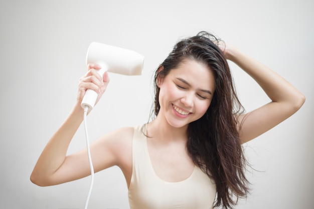 Una mujer se seca el pelo después de bañarse