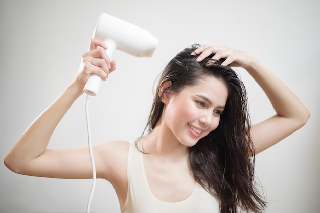 Una mujer se seca el pelo después de bañarse