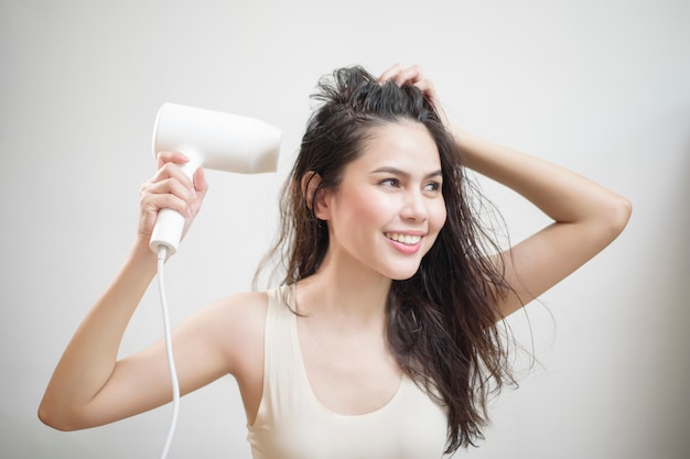 Una mujer se seca el pelo después de bañarse